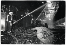 405186 Afbeelding van het blussen van de brand in één van de fabriekshallen van bandenfabriek U.B.O. NV (Kanaalweg 69) ...